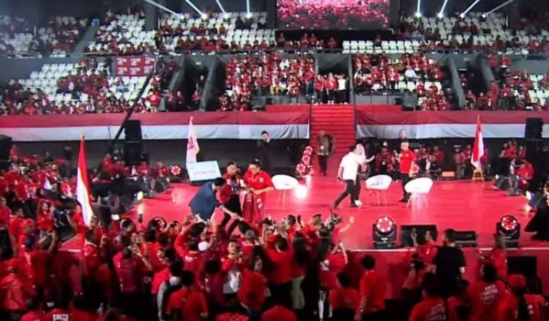 Video Gibran Tolak Dipakaikan Jaket PSI Heboh di Dunia Maya