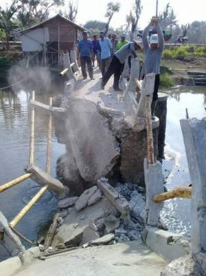Rapuh Karena Dimakan Usia, Jembatan di Kronjo Ambruk