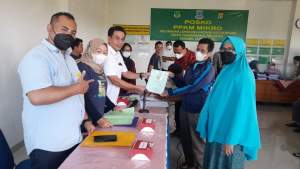 Kepala Kantor BPN Tangsel serahkan sertipikat PTSL kepada warga Kelurahan Lengkong Gudang, Serpong.