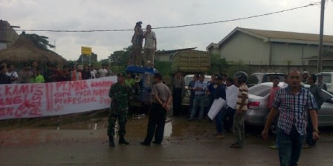 Cilegon- Karyawan berdemo di depan PT Wilmar Goup, Senin (24/2)