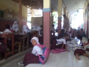 Suasan belajardi SD Kelapian II Kecamatan pontan, Kab Serang, Selama 11 tahun siswanya belajar dilantai