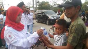 PMI Kecamatan Benda Bagi Takjil Gratis