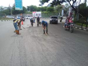 DPU Tangsel Terjunkan Puluhan Petugas Bersihkan Pasir dan Kerikil di Jalan Ciater Raya