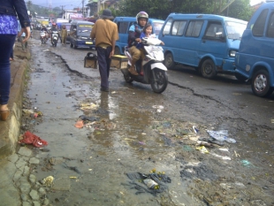 Sepanjang 300 Meter Jalan Ciherang Dikeluhkan Pengguna