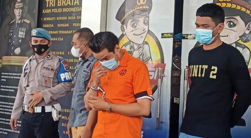 Artis sinetron BJ saat di hadirkan dalam press confrence di Polres Tangsel.