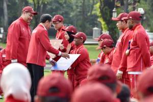 Presiden Jokowi memberi bonus atlet ASEAN Para Games 2023, Senin (3/7/2023) pagi, di Jakarta.