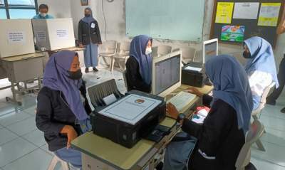 Pelajar SMK Plus BLM Serpong gunakan hak nya dalam memilih Ketua Osis melalui aplikasi e-Voting milik KPU Tangsel.