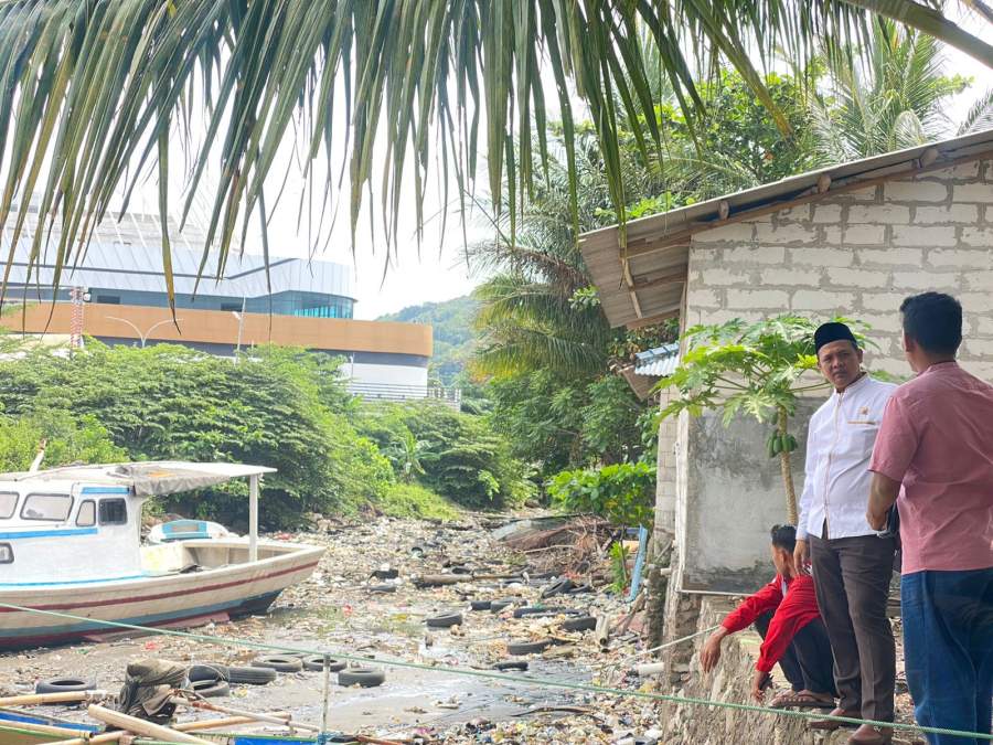 Ketua DPRD Cilegon, Isro Mi'raj saat meninjau lokasi tambatan perahu nelayan yang dipenuhi sampah di Lingkungan Medaksa Seberang, Kelurahan Tamansari, Kecamatan Pulomerak.