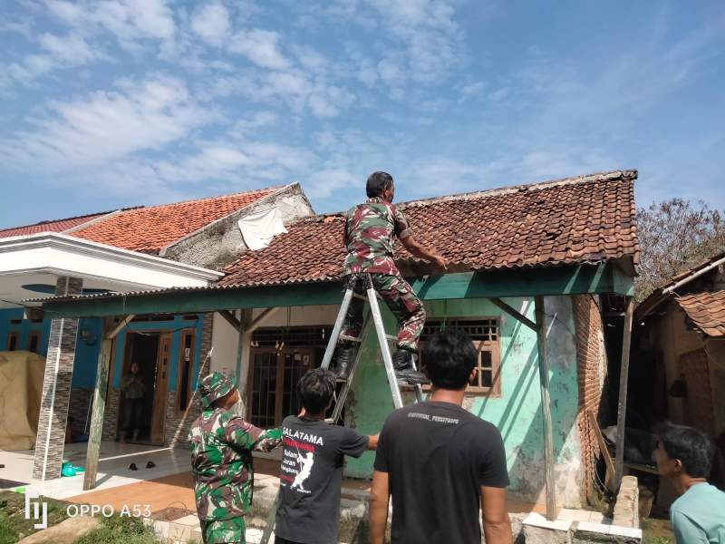 HUT Kodam Jaya, Kodim Tigaraksa Bedah Rumah di Desa Kutruk