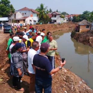 Airin saat sidak pengerjaan pengerukan kali ciputat, sabtu (25/10).