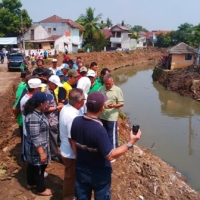 Airin saat sidak pengerjaan pengerukan kali ciputat, sabtu (25/10).