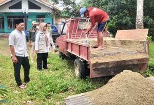 Camat Sukamulya Yati Nurulhayati memberikan bantuan kepada Ibu Dewi  Wulnasari (20) warga Desa Parahu
