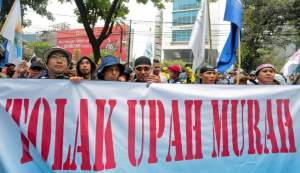 Ilustrasi buruh berunjuk rasa terkait penolakan upah murah di Jakarta, beberapa waktu lalu.