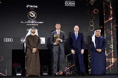 Cristiano Ronaldo Raih Penghargaan Pesepakbola Terbaik Abad Ini