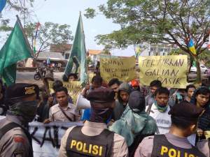 Unjuk rasa Kumala di Gedung DPRD Banten.