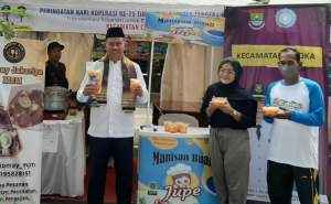 Camat Cisoka Kunjungi Stand UMKM Expo & UP2K PKK di Tigaraksa