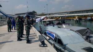 Wakil Asisten Intelijen Kasal Laksamana Pertama TNI Denih Hendrata saat melepas penyaluran bantuan, Kamis (27/8/2020).