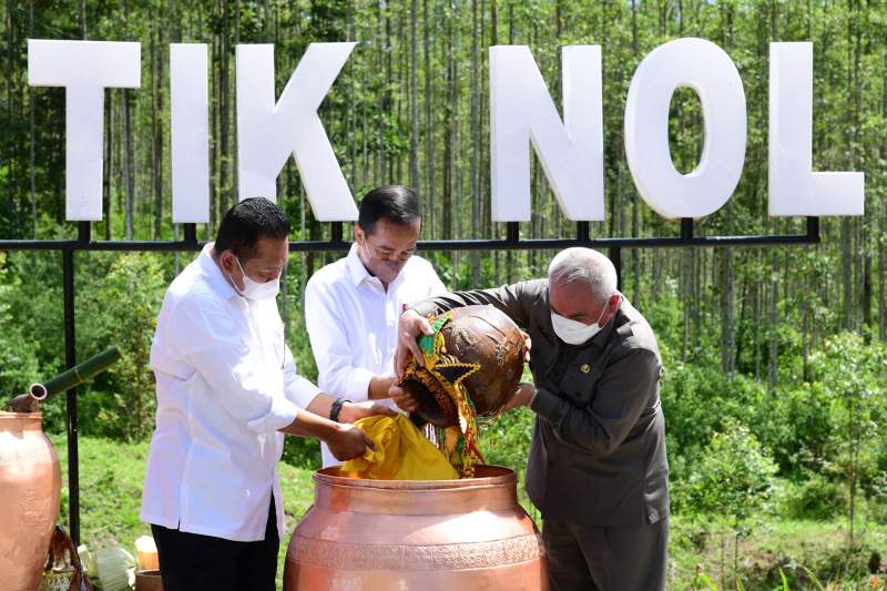 Presiden Jokowi di lokasi titik nol nusantara di Penajam Paser Utara, Kalimantan Timur.