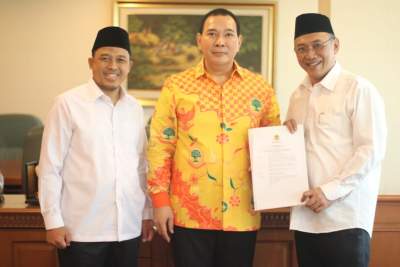 Ketua Umum Partai Berkarya, Hutomo Mandala Putra memberikan SK Persetujuan kepada Bacalon Walikota Cilegon, HelIdy Agustrian dan Bacalon Wakil Walikota Cilegon, Sanuji Pentamarta di Gedung Granadi, Jakarta, Kamis (9/7/).