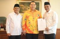 Ketua Umum Partai Berkarya, Hutomo Mandala Putra memberikan SK Persetujuan kepada Bacalon Walikota Cilegon, HelIdy Agustrian dan Bacalon Wakil Walikota Cilegon, Sanuji Pentamarta di Gedung Granadi, Jakarta, Kamis (9/7/).