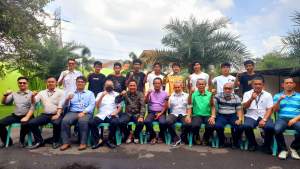 Tim oficial Persitangsel U-17 bersama sejumlah atlit sepakbola usai mengikuti kesiapan jelang laga pertama piala Suratin di Serang, Banten.