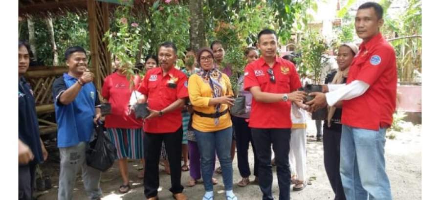 Komunitas Kritis Indonesia (KKI) saat menberikan bantuan tanaman hias di Lingkungan Kedeos, Kecamatan Walantaka Kota Serang