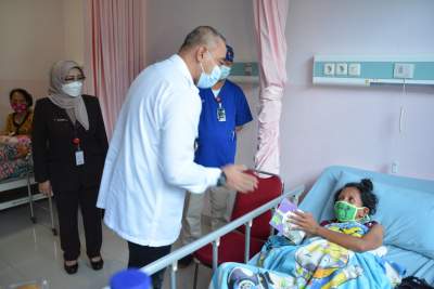 Kunjungi Pasien di RSUD Balaraja Jelang lebaran, Zaki Berikan Bantuan