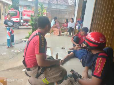 Evakuasi Pohon Tumbang di Bunar, Petugas Damkar Alami Cidera