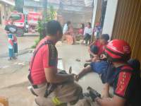 Evakuasi Pohon Tumbang di Bunar, Petugas Damkar Alami Cidera