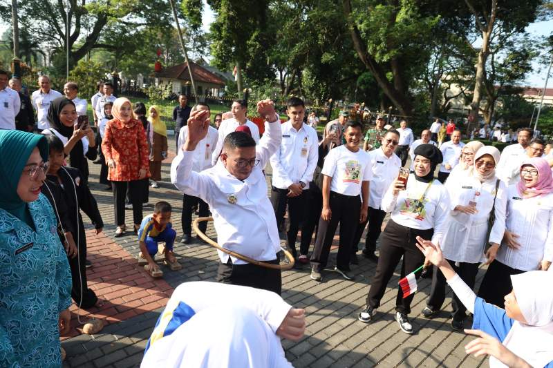 Rayakan HAN ke-41 Tahun 2025, Gubernur Banten Bermain Enggrang Hulahop dan Lompat Tali