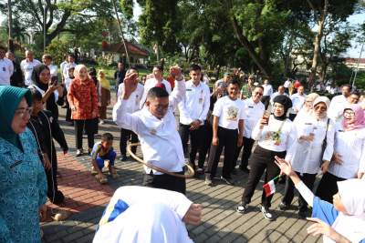 Rayakan HAN ke-41 Tahun 2025, Gubernur Banten Bermain Enggrang Hulahop dan Lompat Tali