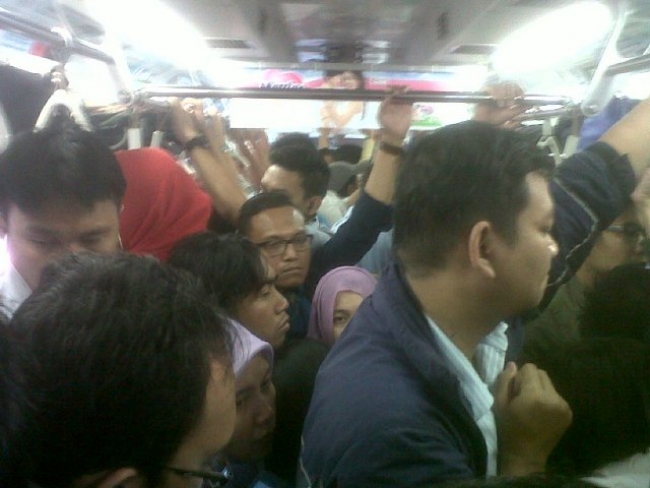 Apa Enaknya Naik Kareta Api Commuter Jabodetabek ?