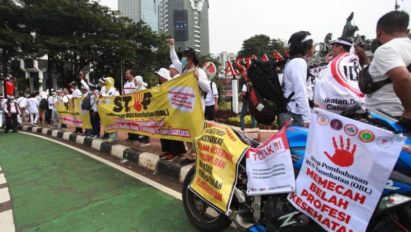 Aksi damai organisasi profesi kesehatan menuntut Stop Pembahasan RUU Kesehatan di Jakarta Pusat, Senin (8/5/2023).