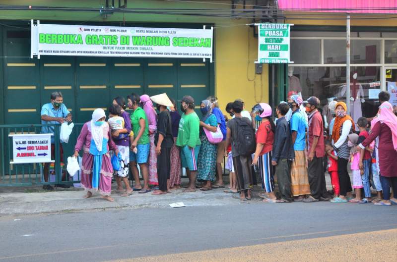 Ilustrasi warga antre untuk mendapat paket makanan berisi nasi dan lauk serta minuman di warung di Jawa Tengah.