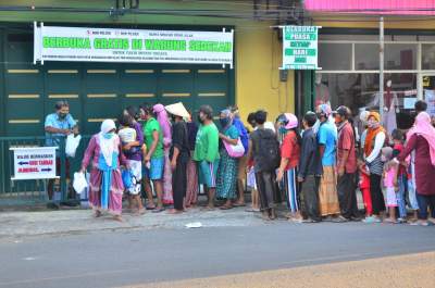Ilustrasi warga antre untuk mendapat paket makanan berisi nasi dan lauk serta minuman di warung di Jawa Tengah.