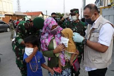 Zaki Pakaikan Masker kepada Pejalan Kaki yang Langgar PSBB