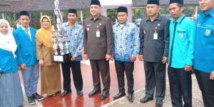 SMA Darussalam saat mendapatkan juara tingkat Kab Tangerang bersama Zaki dan Mad Romli.