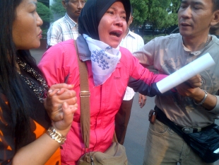 Rita Kakak Korban Histeris setelah selesai gelar perkara