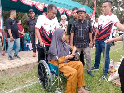  Bupati Serdang Bedagai, Darma Wijaya serahkan Kursi Roda kepada bu Ngatini.