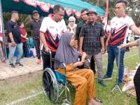  Bupati Serdang Bedagai, Darma Wijaya serahkan Kursi Roda kepada bu Ngatini.