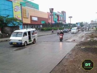 Proyek Pelebaran  Jalan di Pamulang Square Mangkrak