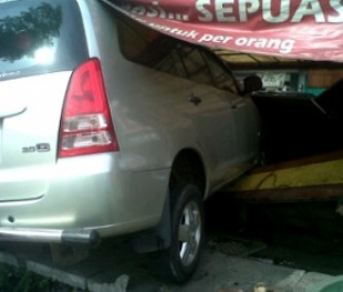 Pamulang- Mobil Innova yang menabrak tukang tape hingga tewas.Jum'at (08/11)