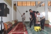 Tampak anggota Polda Banten melaksanakan kegiatan bersih-bersih di tempat ibadah dalam rangka HUT Bhayangkara ke 69
