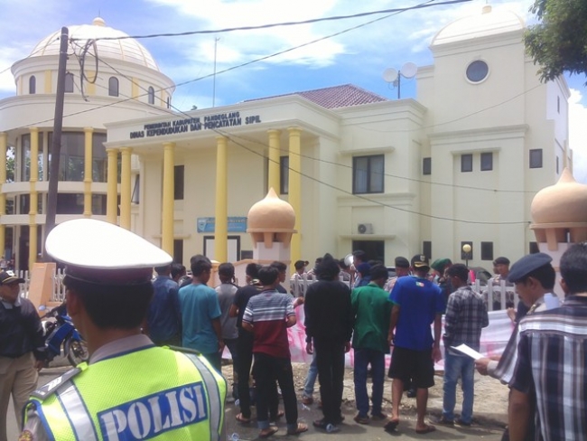 Mahasiswa Demo Dugaan Pungli KTP