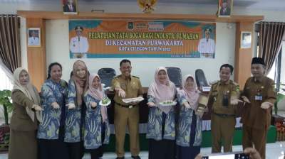 Wakil Walikota Cilegon Sanuji Pentamarta saat menghadiri pelatihan tata boga bagi industri rumahan yang diadakan di Aula Kantor Kecamatan Purwakarta Kota Cilegon, Selasa (6/9/2022).