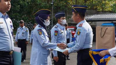 Kalapas Cilegon Sudirman Jaya saat memberikan penghargaan kepada pegawai teladan dan berprestasi.