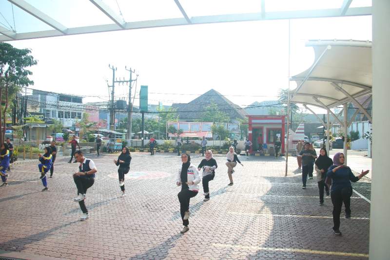 Kanwil Banten Senam bersama Penuh Energi