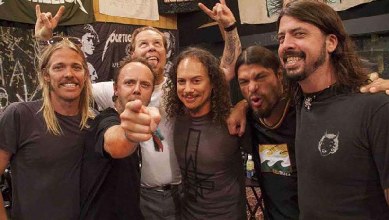 Taylor Hawkins dan Dave Grohl (Foo Fighters) bersama Metallica. (Pinterest)