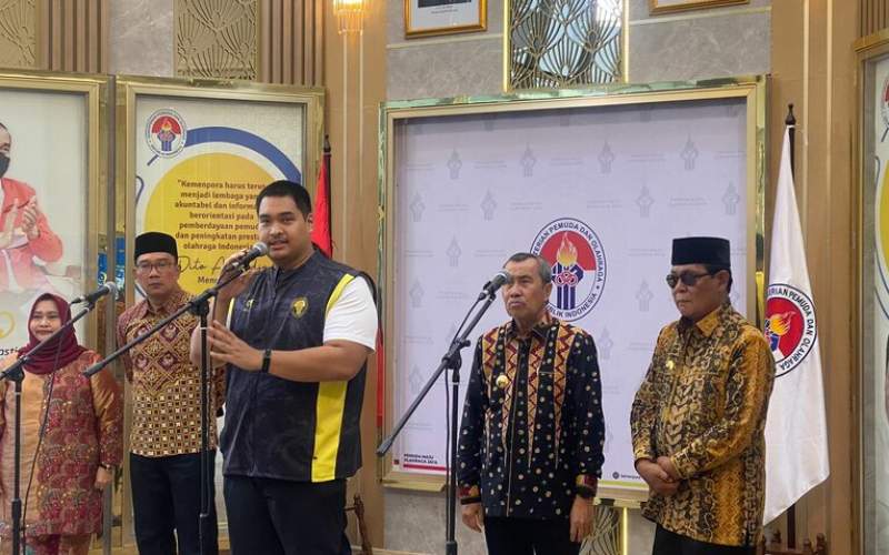 Menpora Dito Ariotedjo, memberi penghargaan Anugerah Rencana Aksi Daerah ke delapan pejabat daerah di Kemenpora, Jakarta, Rabu (23/8/2023).