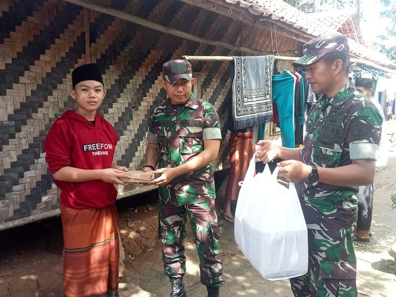 Gelar Jum'at Berkah, Staf Pers Kodim Tigaraksa Bagikan Nasi Kotak